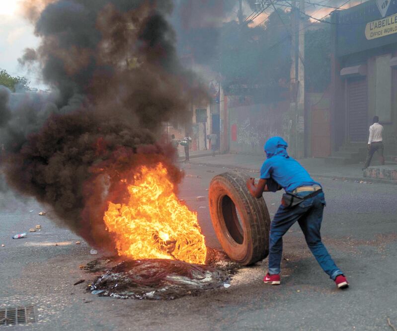 Los policías arremetieron contra los militares en la sede del palacio nacional. JEAN MARC HERVE ABELARD. EFE