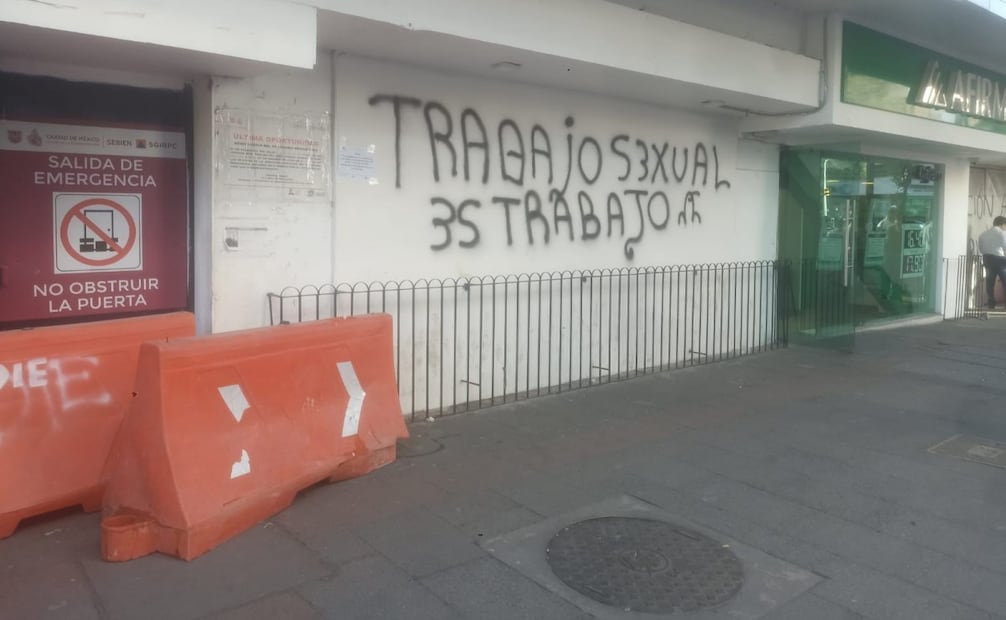 Trabajadoras sexuales se manifiestan frente a oficinas de SEBIEN para exigir ampliar apoyo; protesta deriva en destrozos.
Foto: Especial.