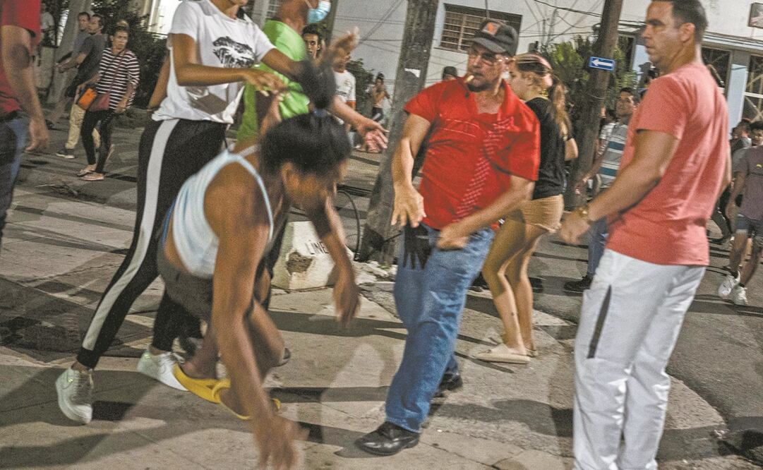 Una manifestante, tras ser lanzada al suelo durante una protesta en La Habana.