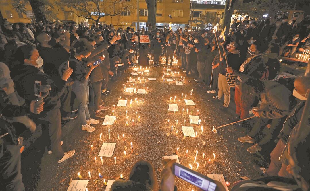 Jóvenes colombianos en una vigilia, en Bogotá, por los que han muerto en las manifestaciones contra el gobierno. Foto: FERNANDO VERGARA. AP