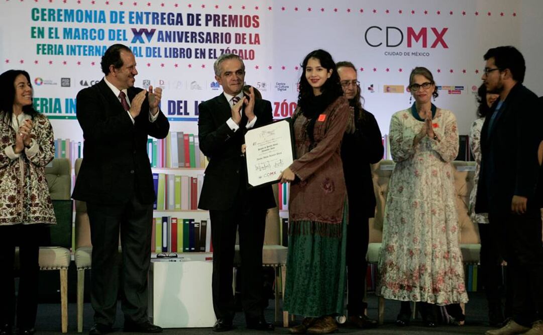 Bertha María Inzunza Choza durante la premiasión en la XV Feria Internacional del Libro en el Zócalo. (FOTO: Archivo EL UNIVERSAL)