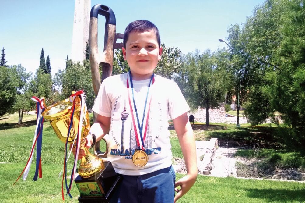 El pequeño además practica ajedrez, deporte en el que ha crecido como jugador precisamente por su capacidad de pensar rápido y diseñar estrategias de forma mental, algo que pocos niños de su edad logran hacer (LUIS FIERRO. EL UNIVERSAL)