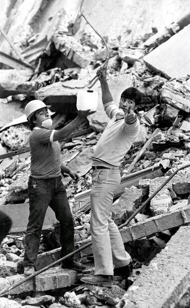 Entre toneladas de escombros y sin la protección necesaria, rescatistas y vecinos realizaron labores de rescate en varias colonias de la Ciudad de México. Se salvó a miles de capitalinos, pero otros cientos murieron entre los edificios. Foto: Archivo EL UNIVERSAL.