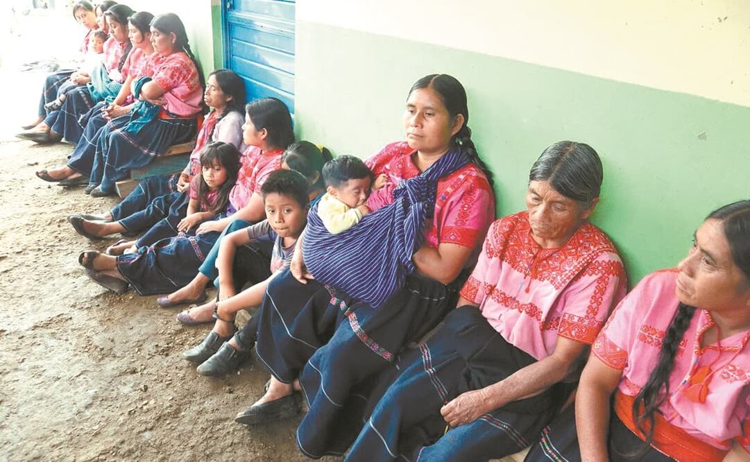 Mujeres, adultas mayores y niños de la comunidad Ch’ivic esperan en el refugio improvisado en un taller de carpintería. Foto: María de Jesús Peters. EL UNIVERSAL
