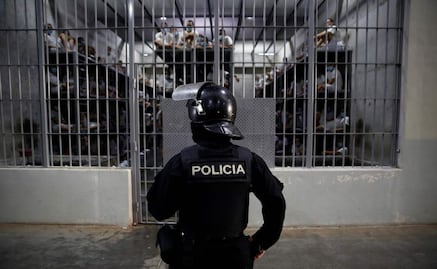 "Llegaron al infierno": Venezolanos enviados por EU a la cárcel de Bukele denuncian torturas, revela HRW