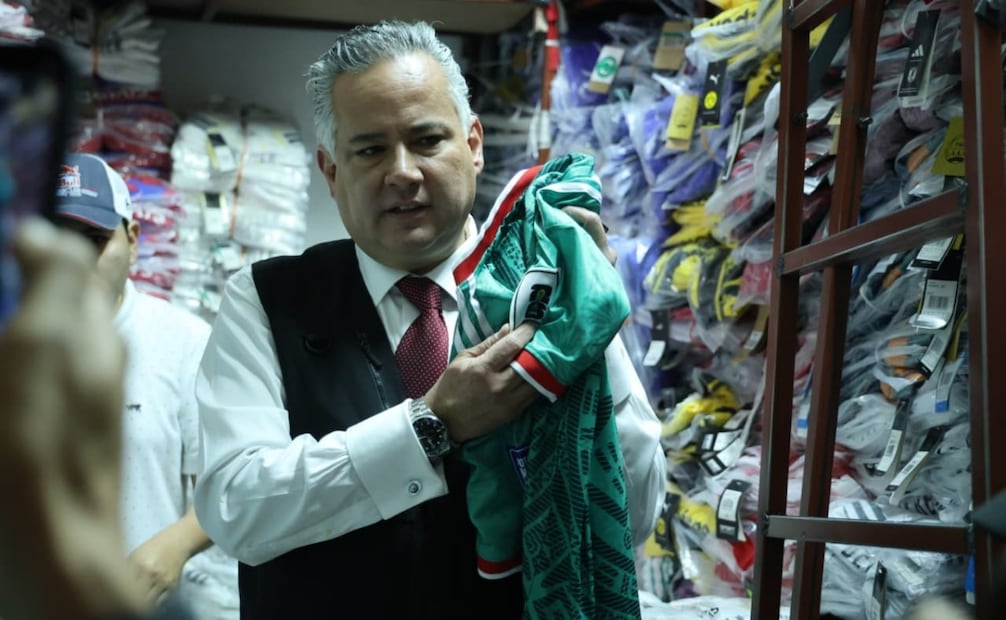 Aseguran mercancía deportiva pirata en operativo en Tepito previo al Mundial 2026. Foto: Luis Camacho / EL UNIVERSAL