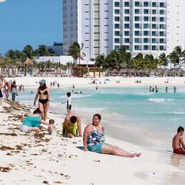 Turismo en Quintana Roo ignora sargazo y violencia