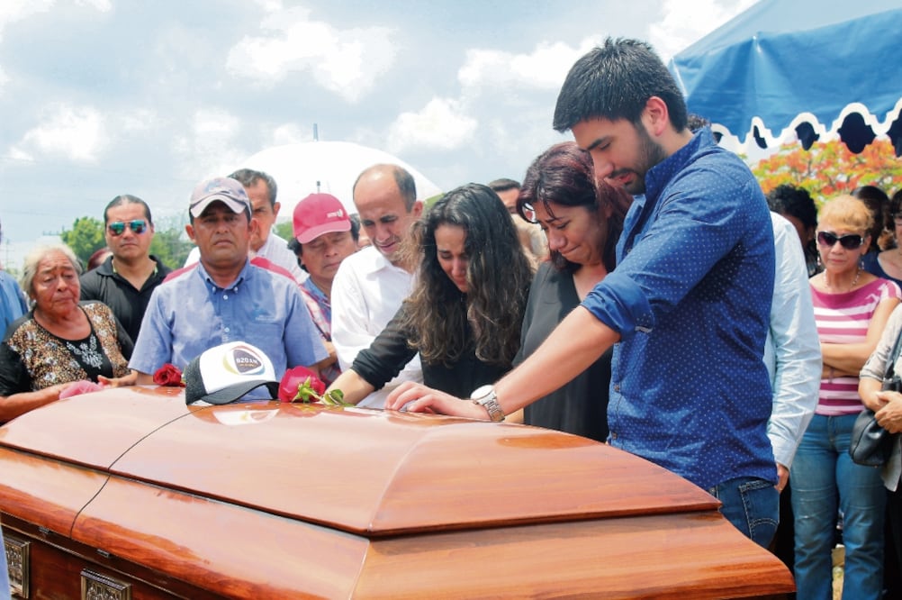 Amigos, familiares y compañeros sepultaron al también catedrático, a quien reconocieron como una de las voces que más influían en Tabasco. Foto: LUMA LÓPEZ. EL UNIVERSAL