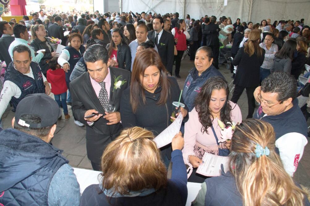 El sábado en la explanada de la delegación, al menos 182 parejas concretaron su unión de forma legal. (CUARTOSCURO)