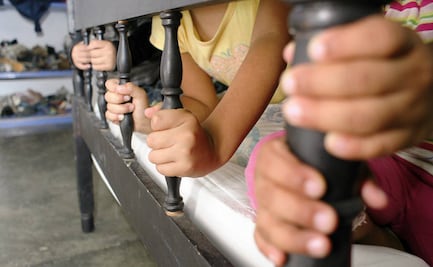 Rescatan en Colombia a niño de 4 años; sus padres lo tenían amarrado a la cama