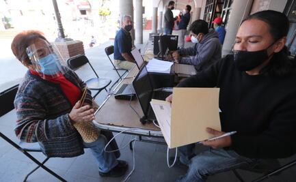 Ayudan a abuelitos a registrarse en proceso vacunación contra el Covid-19 en Ocoyoacac, Edomex 