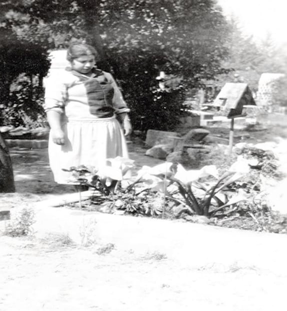 Mujer viuda mirando la modesta tumba de su esposo en alguna zona rural. Años 30. Col. Carlos Villasana.