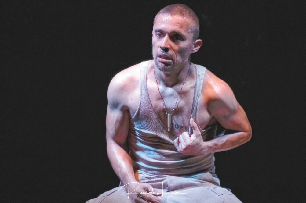 Osvaldo Sánchez protagoniza la obra que dirige David Psalmon. Foto/CORTESÍA RICARDO LEÓN