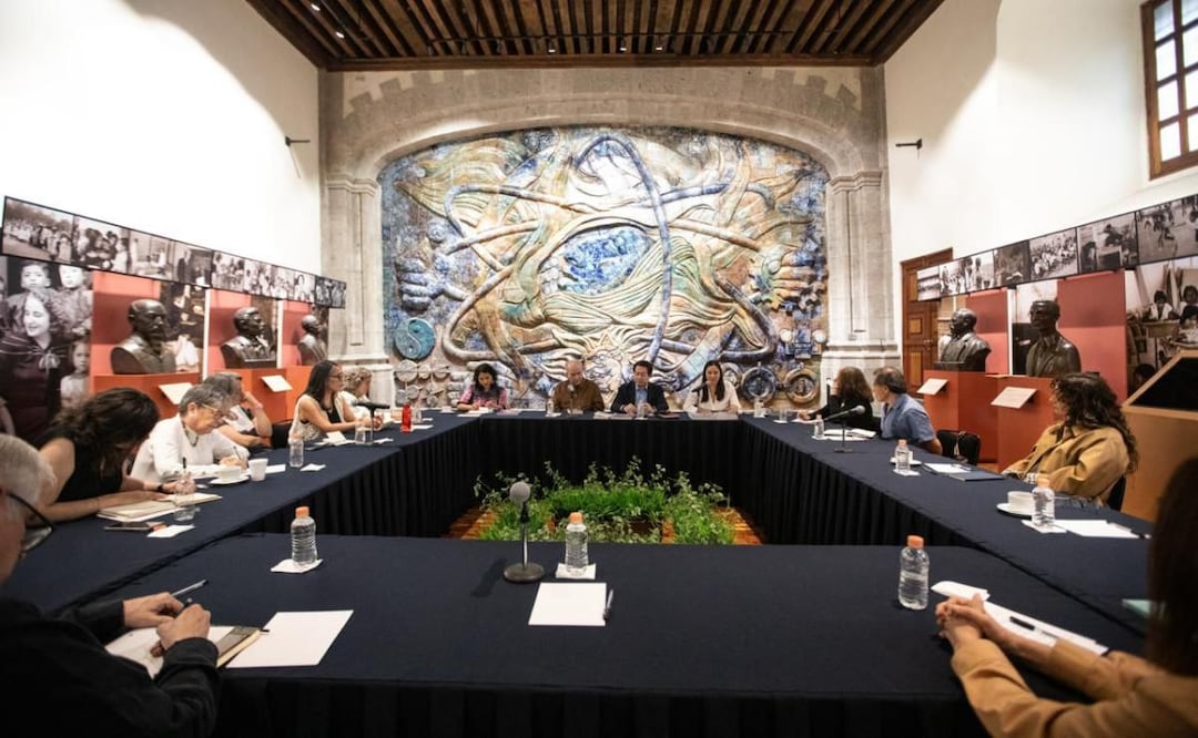 Mario Delgado se reúne con historiadores y docentes para hablar de los nuevos libros de texto de cuarto a sexto de primaria de la SEP (05/03/2026). Foto: Especial