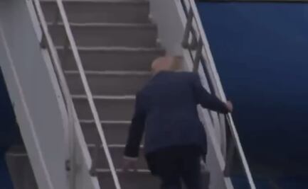 Trump tropieza al subir las escaleras del Air Force One; momento queda grabado en video