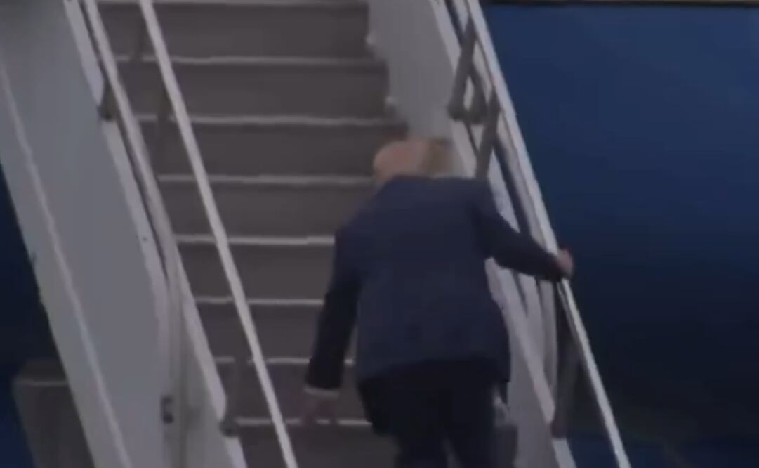 Trump tropieza en las escaleras del Air Force One (08/06/2025). Foto: Captura de pantalla