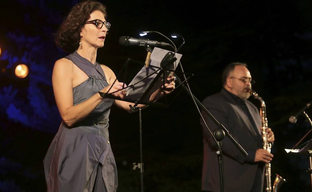 La actriz Gema Matarranz y el músico Arturo Cid durante el homenaje a Federico García Lorca y a todas las víctimas de la Guerra Civil española, en el Parque Federico Garcia Lorca de Alfacar. FOTO: Pepe Torres. EFE.