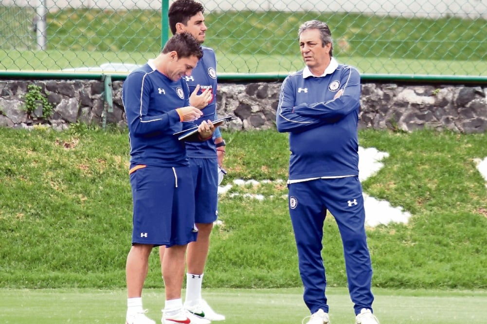 Boy intercambió puntos de vista con sus hombres para el duelo de hoy (RICARDO CASTRO. EL UNIVERSAL)