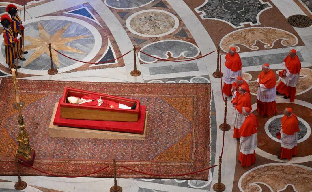 El cuerpo del Papa Francisco será velado en la Basílica de San Pedro, en la Ciudad del Vaticano, el 23 de abril de 2025. Los fieles y simpatizantes podrán rendir homenaje al líder espiritual, fallecido el 21 de abril de 2025 a los 88 años, hasta su funeral el 26 de abril. Foto: EFE