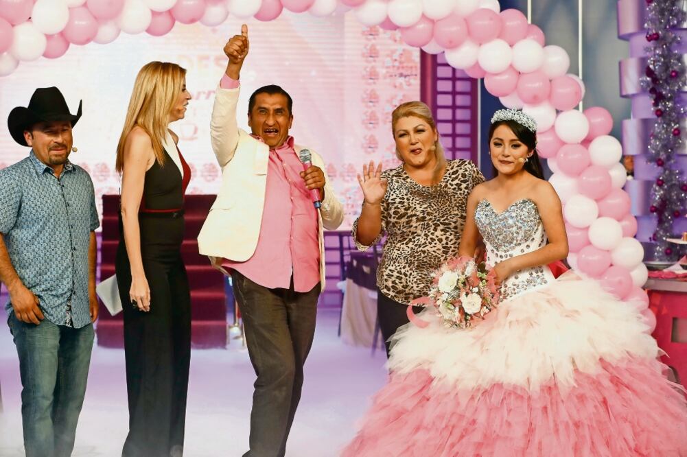 Rubí y sus padres acudieron a un programa televisivo en el que la conductora Raquel Bigorra aseguró que ella cantará en la fiesta de la quinceañera, que se ha convertido en noticia internacional. (LUIS CORTÉS. EL UNIVERSAL)