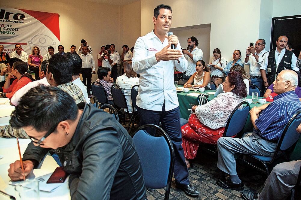 Murat Hinojosa condenó cualquier acto de violencia durante y fuera del proceso electoral. En su reunión con personas con dispacidad, estuvo acompañado por su esposa Ivette Murat y la diputada federal Ivonne Ortega (GERMÁN ESPINOSA. EL UNIVERSAL) 