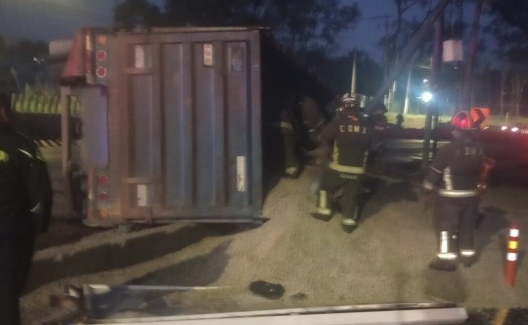 Bomberos de la Ciudad de México trabajan para liberar la circulación, tras volcadura en la carretera México-Toluca. Foto: X @Bomberos_CDMX