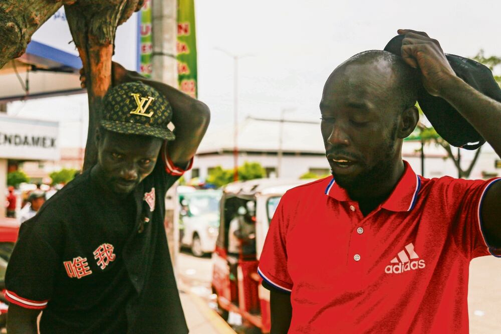 Mohamed y Massamabá son dos de los miles de jóvenes africanos a quienes la violencia y el desempleo les han robado sus sueños. Foto: Claus Mendoza