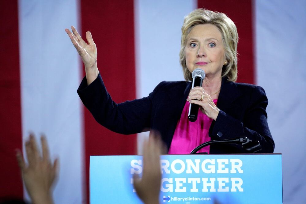 La candidata a la presidencia de EU por el partido Demócrata Hillary Clinton habla durante un acto de campaña  (Foto: EFE)