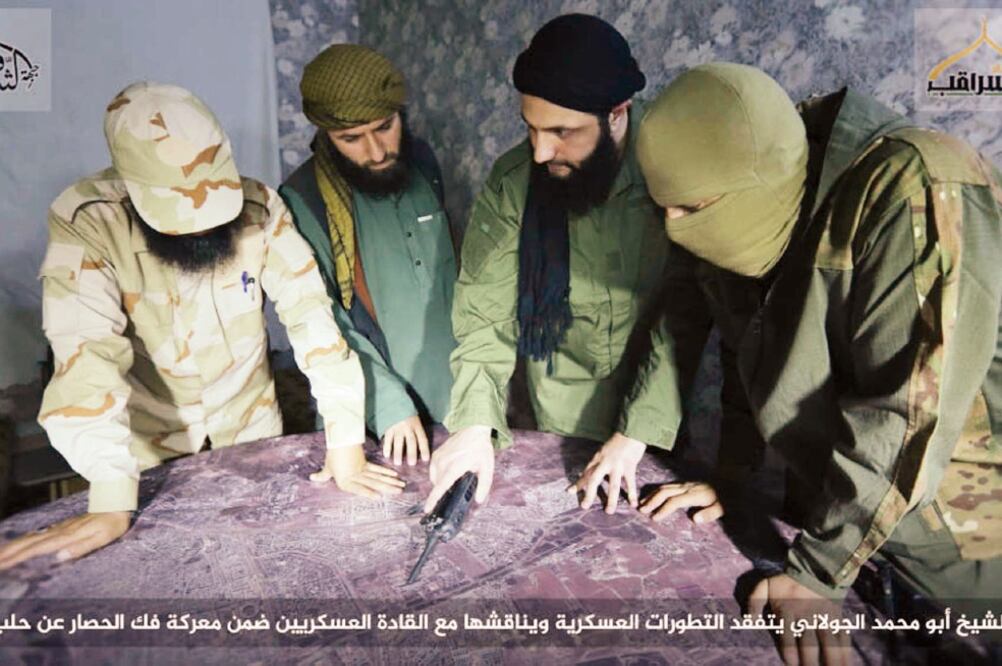 Abu Mohammed al-Golani, líder del Frente Fatah al-Sham, aparece en esta foto difundida por el grupo discutiendo detalles de la batalla con otros comandantes de la alianza de insurgentes, llamada Ejército de Conquista. (FOTO: AP)