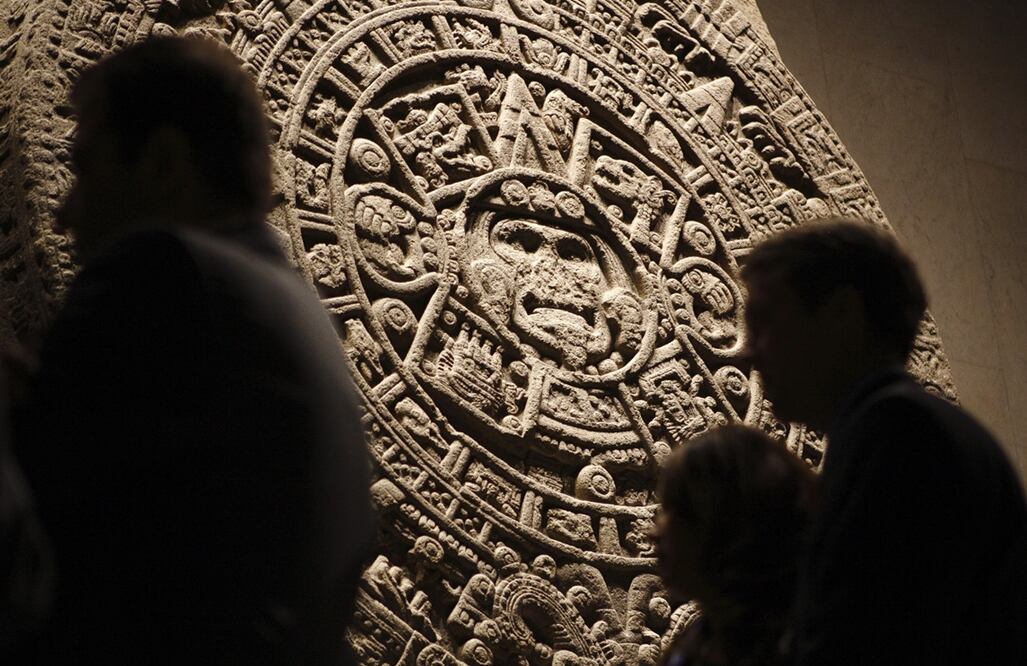 Visitantes observan la emblemática "Piedra del Sol" perteneciente a la cultura Azteca.
Foto: EFE, archivo
