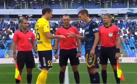 VIDEO: Árbitro resuelve el inicio del partido con duelo de piedra, papel o tijera