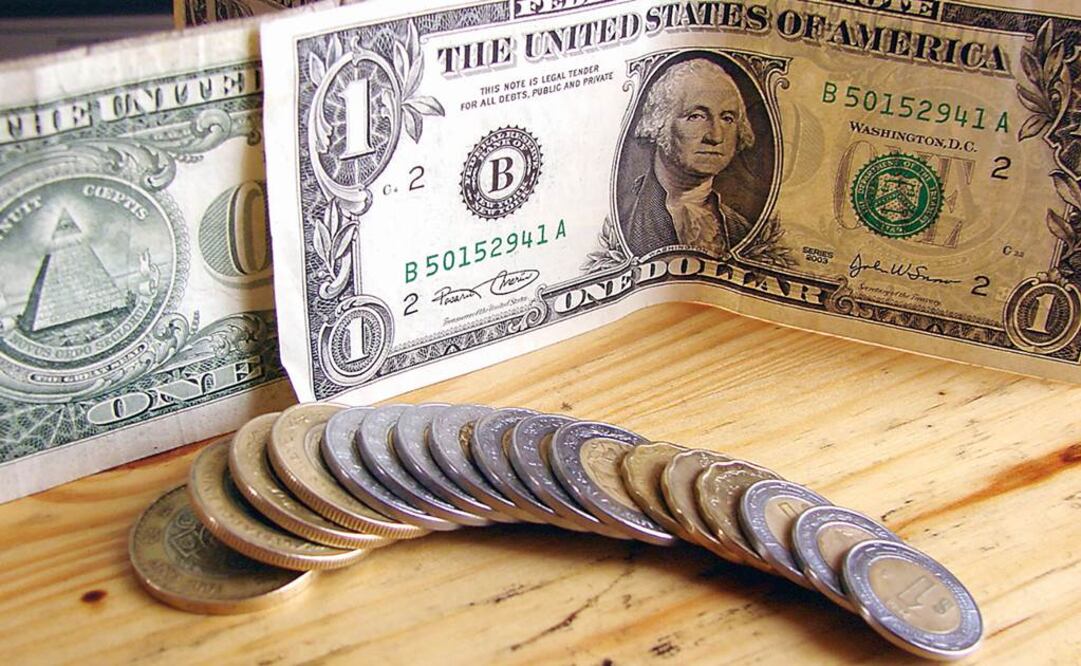 Peso mexicano pierde frente al dólar en sesión de altibajos