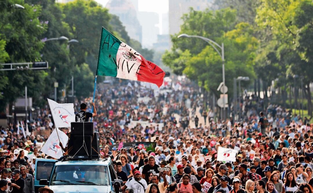 Demonstrators march along with relatives of 43 missing students as they protest on the fifth anniversary of the students' disappearance in Mexico City - Photo: Marco Ugarte/AP