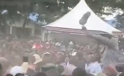 Presidente de Kenia recibe “zapatazo” durante discurso de mitin; recuerdan a Bush en 2008