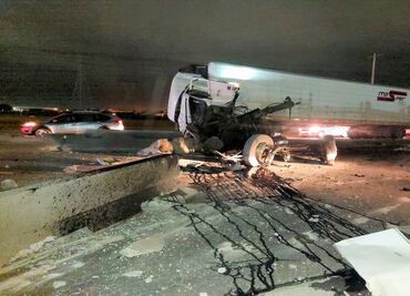 Se registra accidente entre tráiler y camión en Apodaca; hay dos lesionados