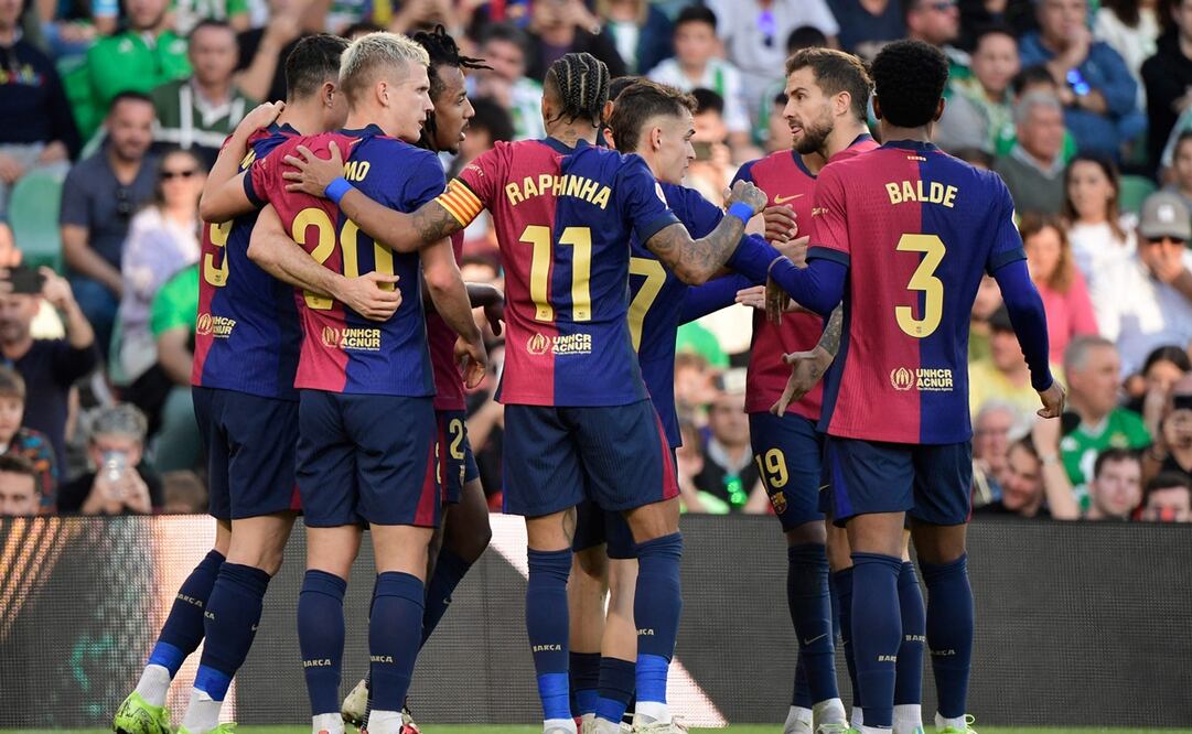 Jugadores de Barcelona en festejo, durante un partico celebrado en el Estadio Benito Villamarín de Sevilla - Foto: AFP