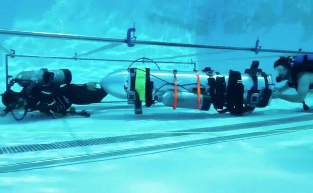 Debido al tamaño de artefacto el entrenador del equipo, que es el único adulto del grupo, tendría que salir por sus propios medios