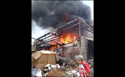 Se incendia fábrica de nylon en Toluca; hay al menos 8 personas intoxicadas