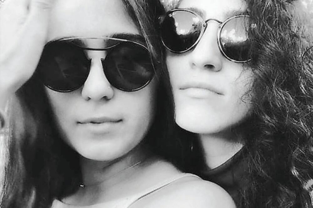 La joven compartió una foto en blanco y negro de ambas (INSTAGRAM)