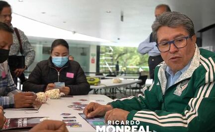 "Hay que estar relajados", Monreal intercambia estampitas del álbum del Mundial previo a discusión de reforma militar en el Senado  