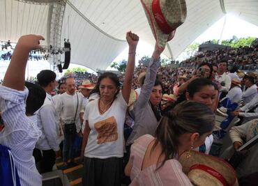 Gobierno de Oaxaca celebra a pueblos indígenas con la Guelaguetza, pero violenta a cineasta mixteca y a fotógrafo de EL UNIVERSAL