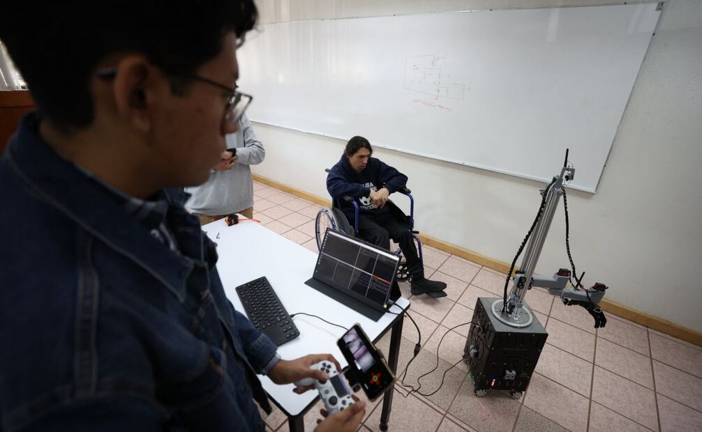 Los alumnos de UPIITA utilizaron la estructura del robot como repositorio de los componentes electrónicos que dan funcionamiento al sistema. Foto: Cortesía