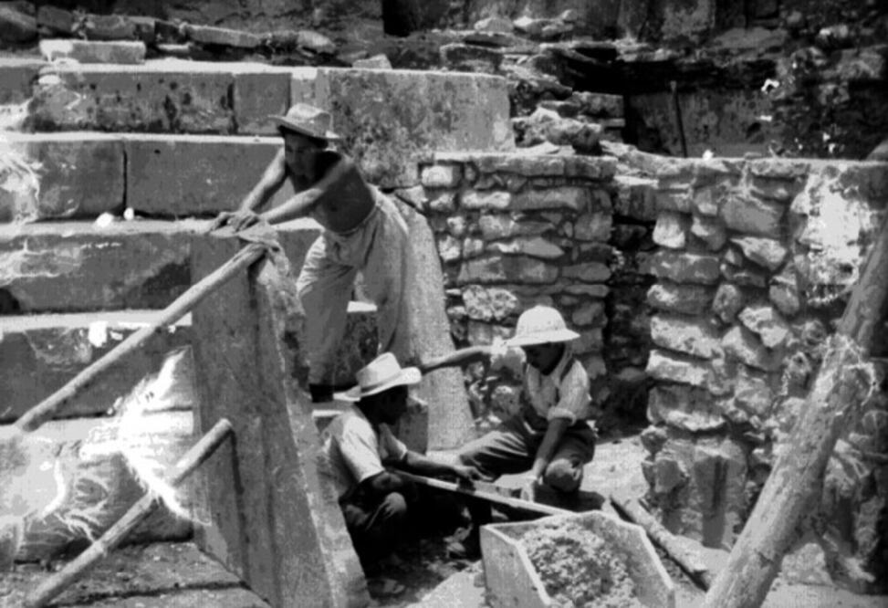 Arqueólogo y trabajadores restauran escalera del patio noroeste del Palacio. Foto de 1955 en Palenque, Chiapas, México. Crédito: Mediateca INA