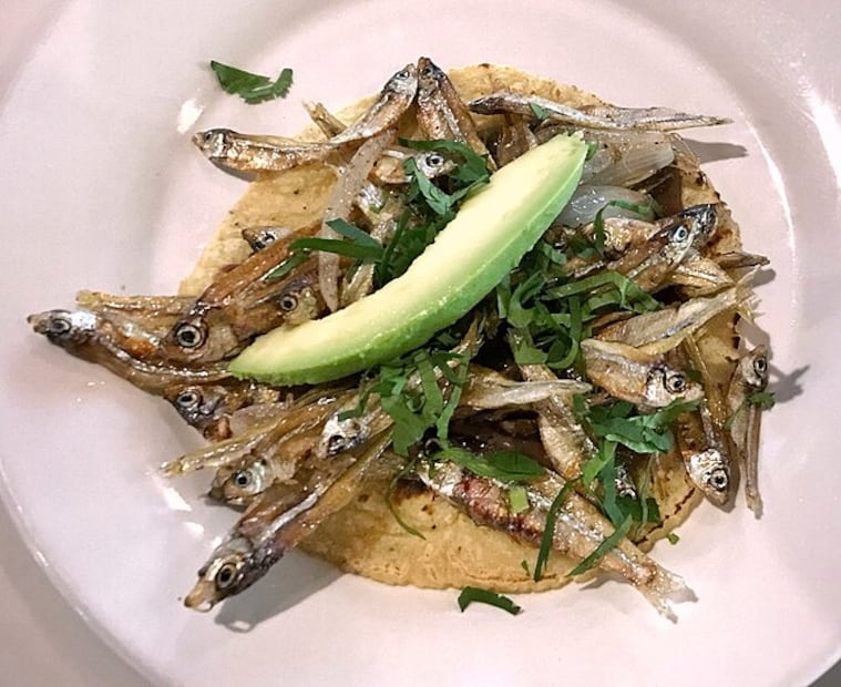 Los charales combinan bien con el mojo de ajo. Foto: Wikimedia Commons