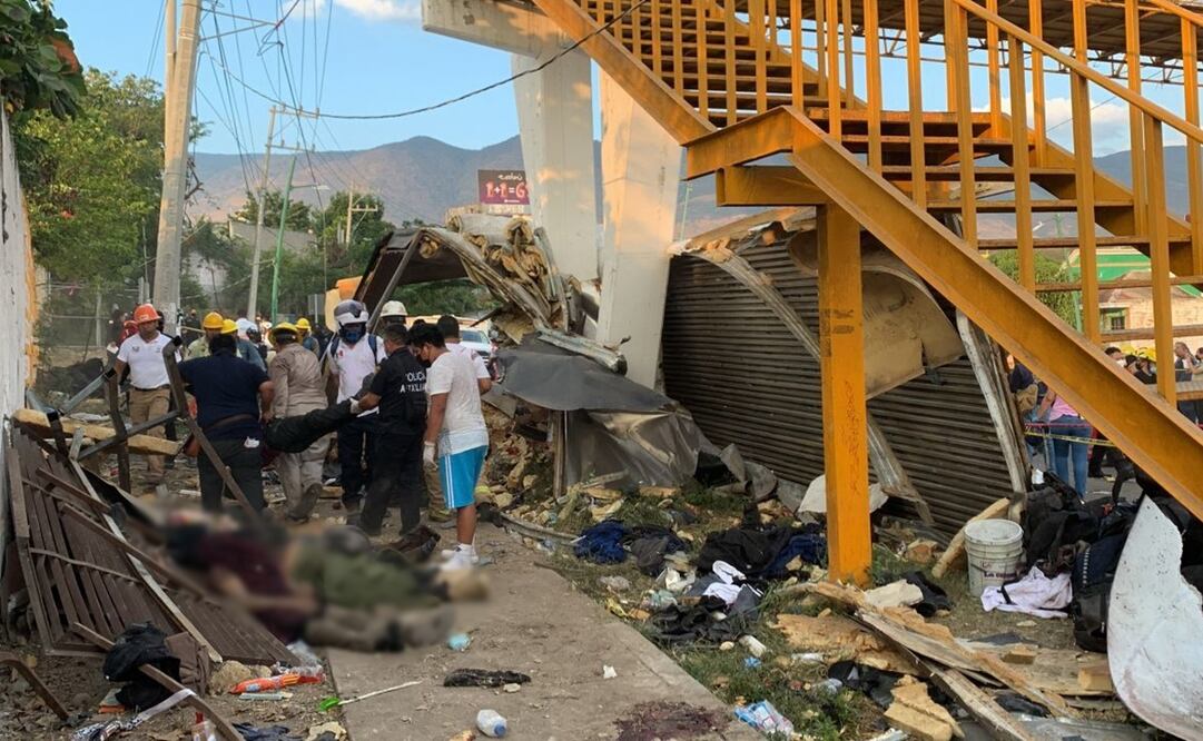 Un tráiler que transportaba migrantes centroamericanos volcó esta tarde en Tuxtla, capital de Chiapas, cuando circulaba en la carretera Panamericana