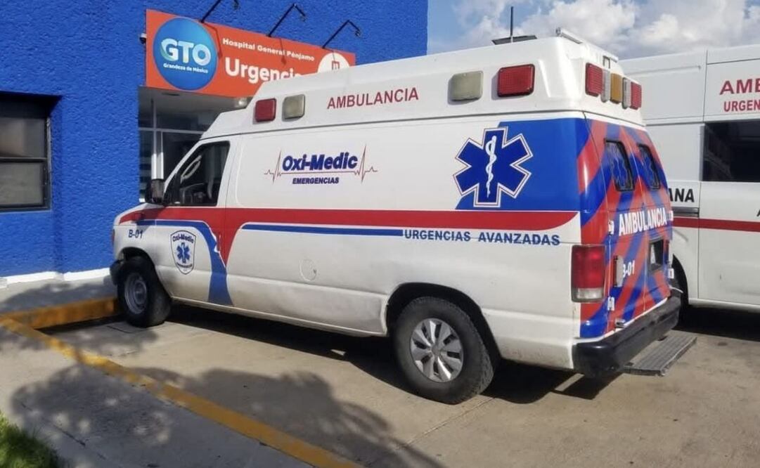 Paramédicos de la Cruz Roja y de Oxígeno-Medic Emergencias A.C. trasladaron a los lesionados a recibir atención médica (08/12/2024). Foto: Especial