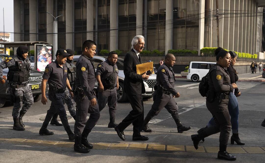 La policía escolta al periodista guatemalteco José Rubén Zamora, fundador del periódico El Periódico, a la corte esposado para una audiencia en la Ciudad de Guatemala. Foto: AP