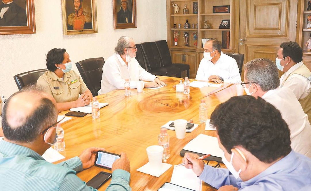 El gobernador Héctor Astudillo y autoridades educativas acordaron aplicar el biológico de CanSino a todos el personal del sector. Foto: Especial.