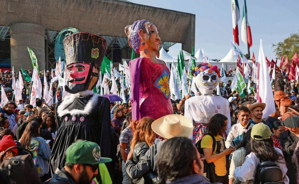 Cientos de personas que no pudieron entrar al auditorio se mantuvieron atentas en las megapantallas. (27/01/2025) Foto: Diego Simón Sánchez | El Universal