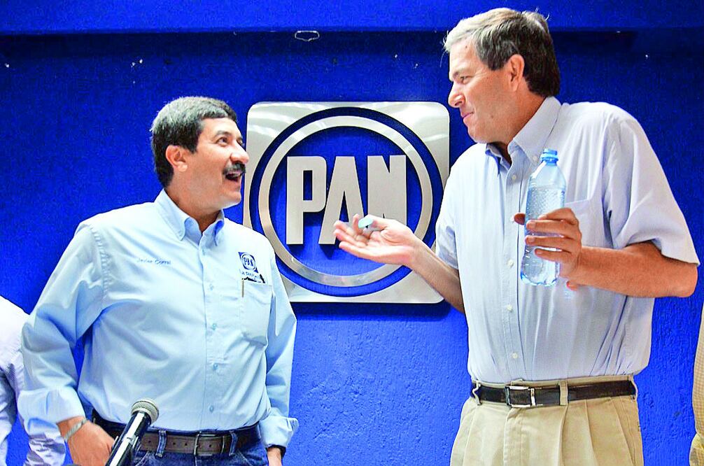 Javier Corral, aspirante a la presidencia albiazul, acompañado de Patricio Patrón, ex gobernador de Yucatán, denunció que ve un nado sincronizado de plumas pagadas para descalificarlo (ESPECIAL)